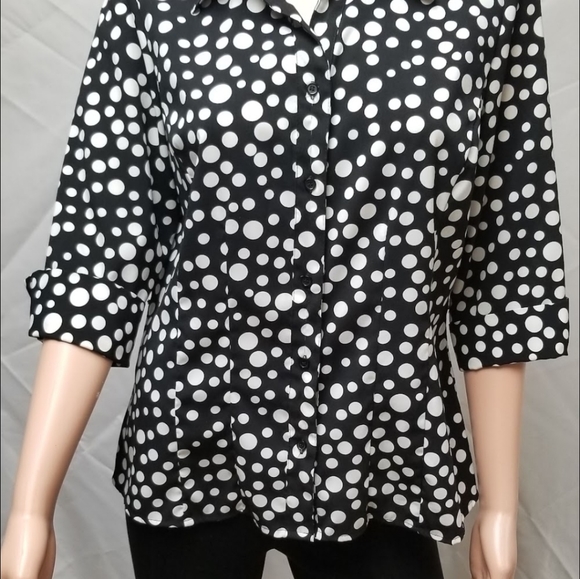 Tailored Button-Down Blouse - Picture 12 of 12